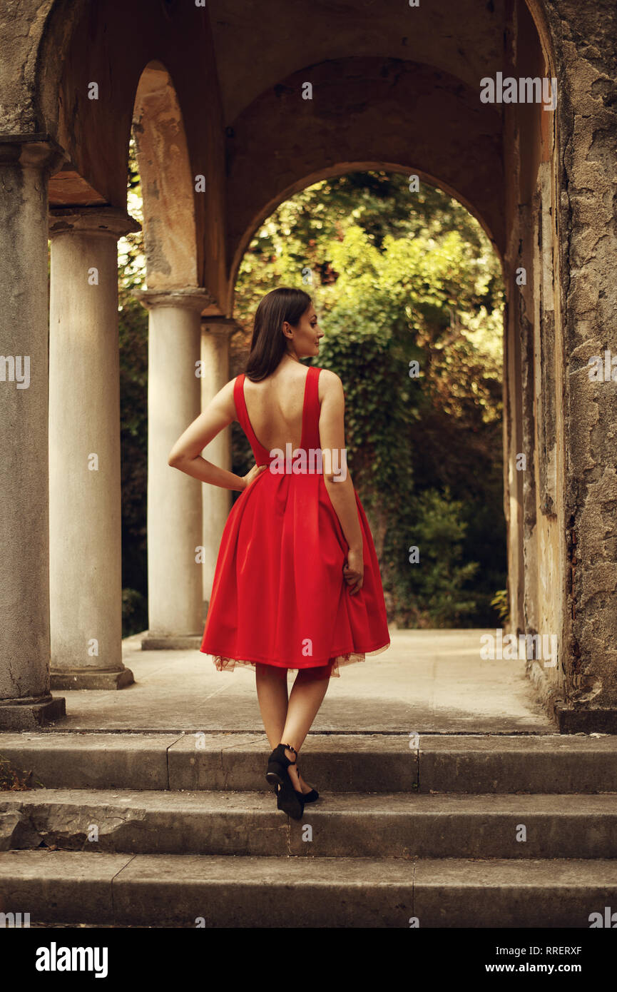 Porträt der schönen Frau das Tragen der roten elegantes Kleid. Ansicht von hinten. Stockfoto