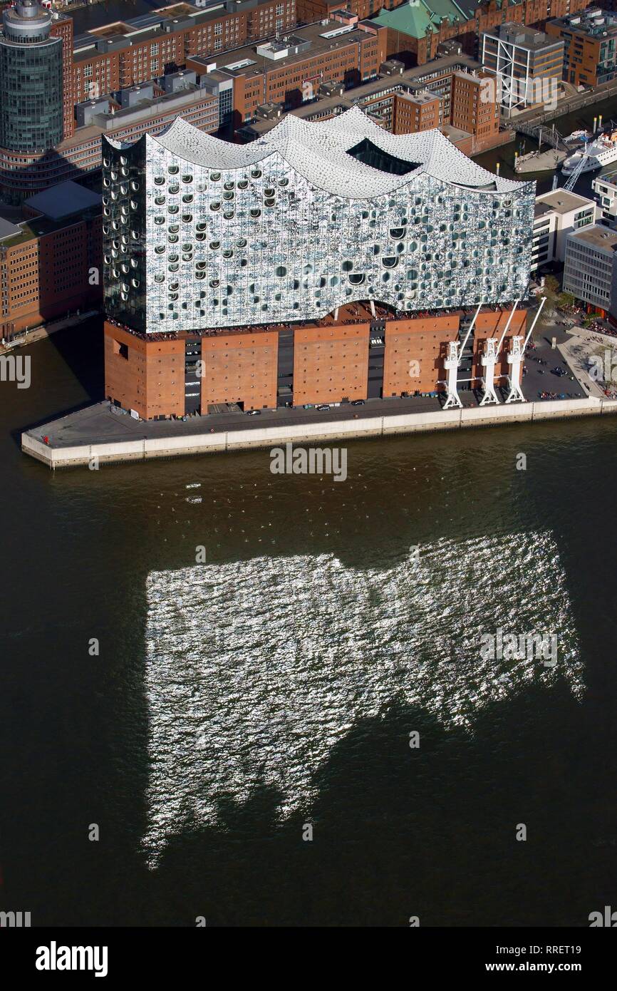 Luftaufnahme, Elbphilharmonie mit Reflexion in der Elbe, Hamburg, Deutschland Stockfoto