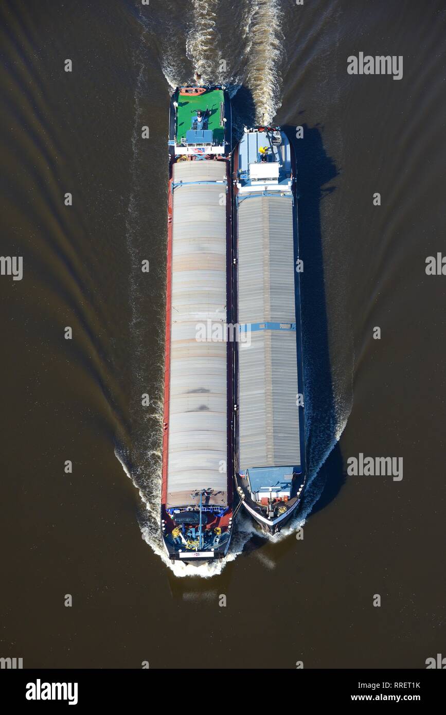 Zwei Binnenschiffe, Frachtschiffe auf der Elbe, Hamburg, Deutschland Stockfoto