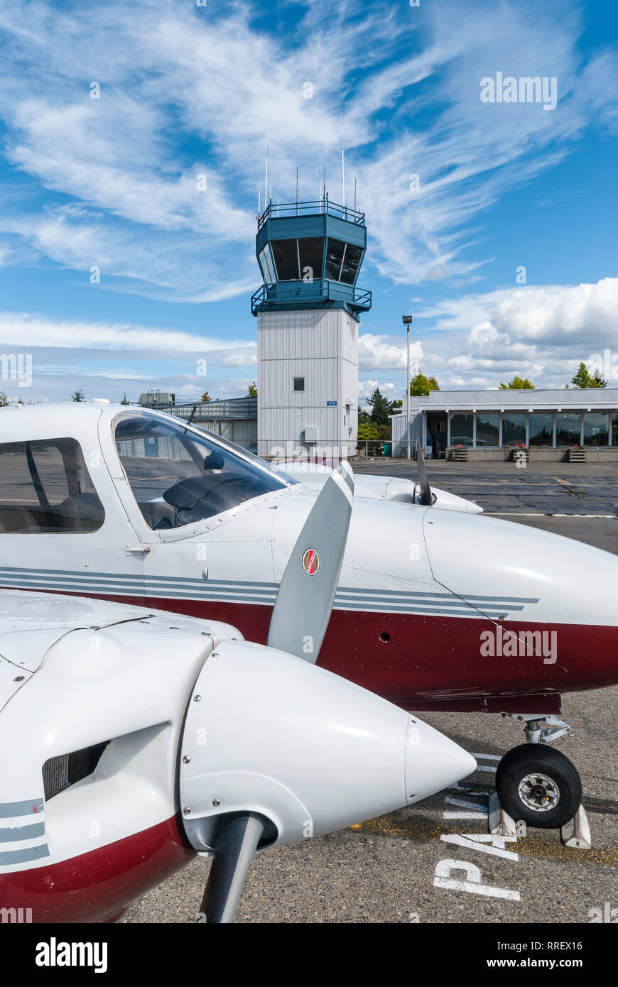 Eine Ansicht einer Piper Twin-Engine Flugzeug zeigt die Propeller und Vorderseite des Motors Maschinenhaus. Stockfoto