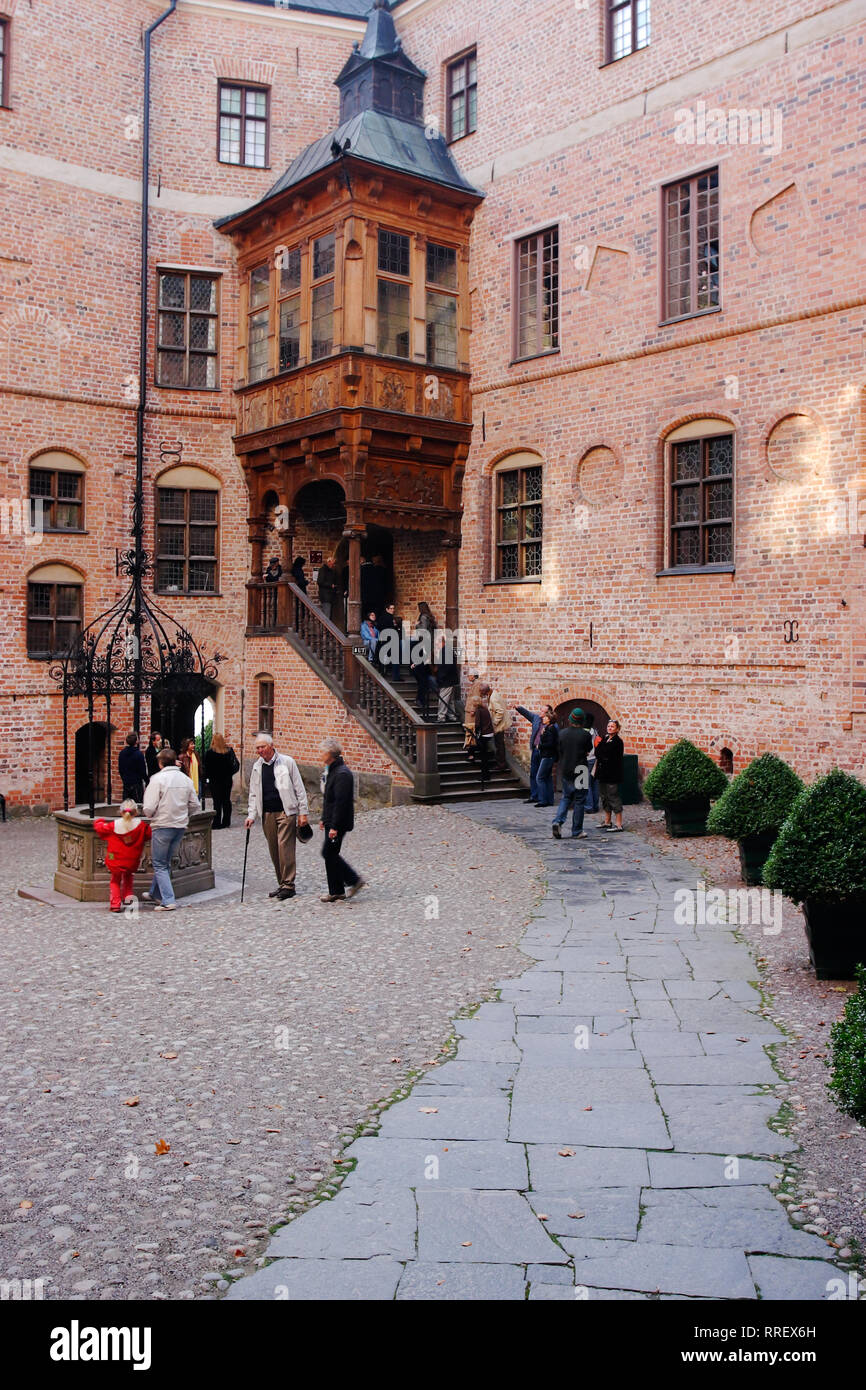 Mariefred, Schweden - 9. Oktober 2005: Menschen, die in der 1600Th Jahrhundert Schloss Gripsholm. Stockfoto