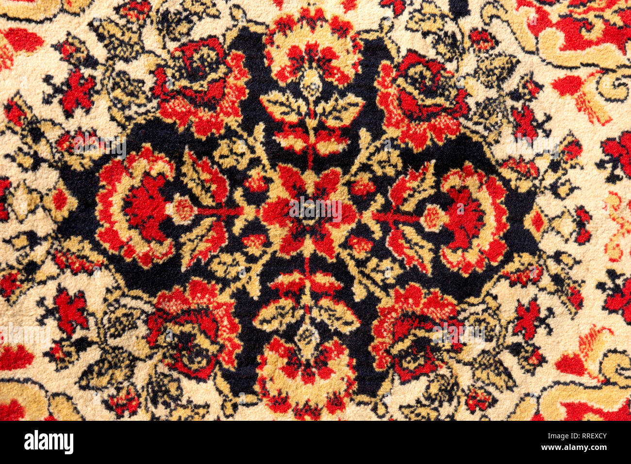 Ornament Details eines alten persischen Teppich von lebendigen Rot, Braun, Gelb und Schwarz. Textile Muster oder Hintergrund Stockfoto