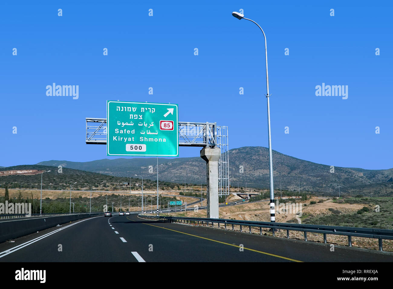 Moderne Autobahn in Israel mit dreisprachigen Hebräisch, Arabisch, Englisch Richtung Zeichen Stockfoto