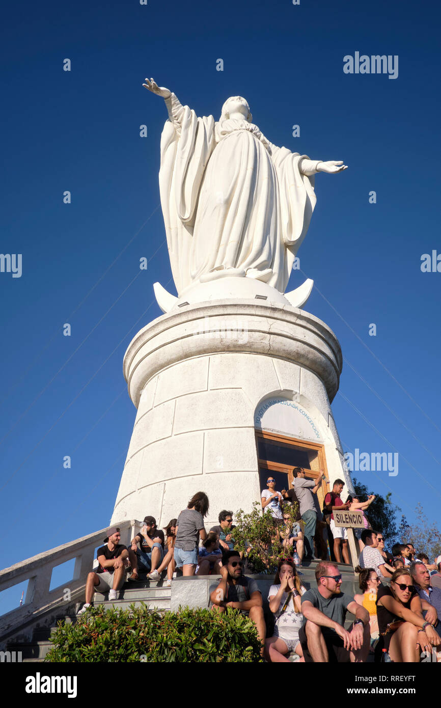 Die Jungfrau Maria auf der Spitze des Cerro San Cristóbal, (Tupahue, San Cristóbal Hill) in Santiago de Chile Stockfoto