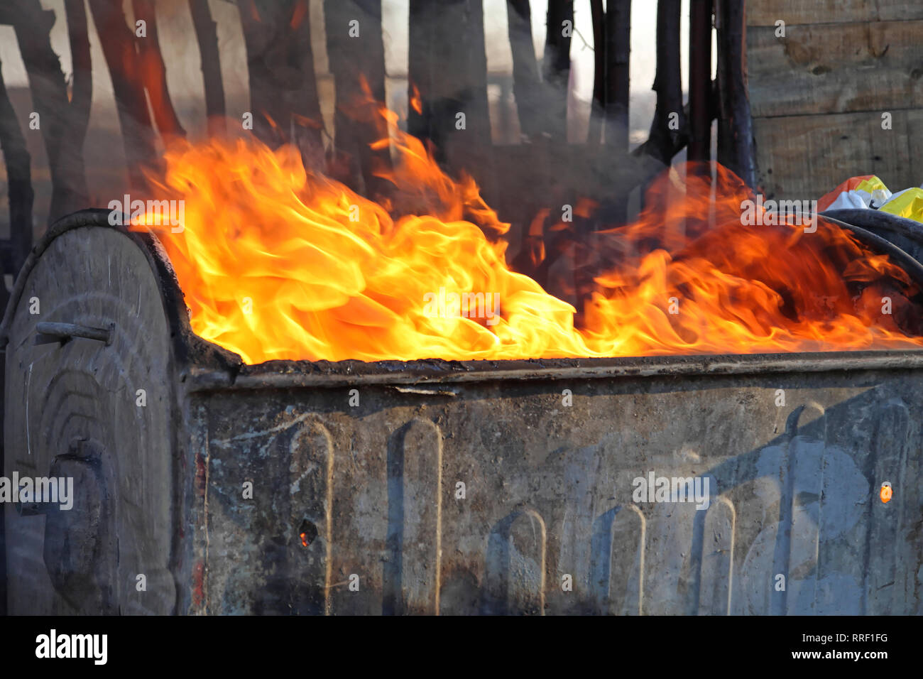 Grosse Feuer Inferno Flammen aus dem Papierkorb Abfall Stockfoto