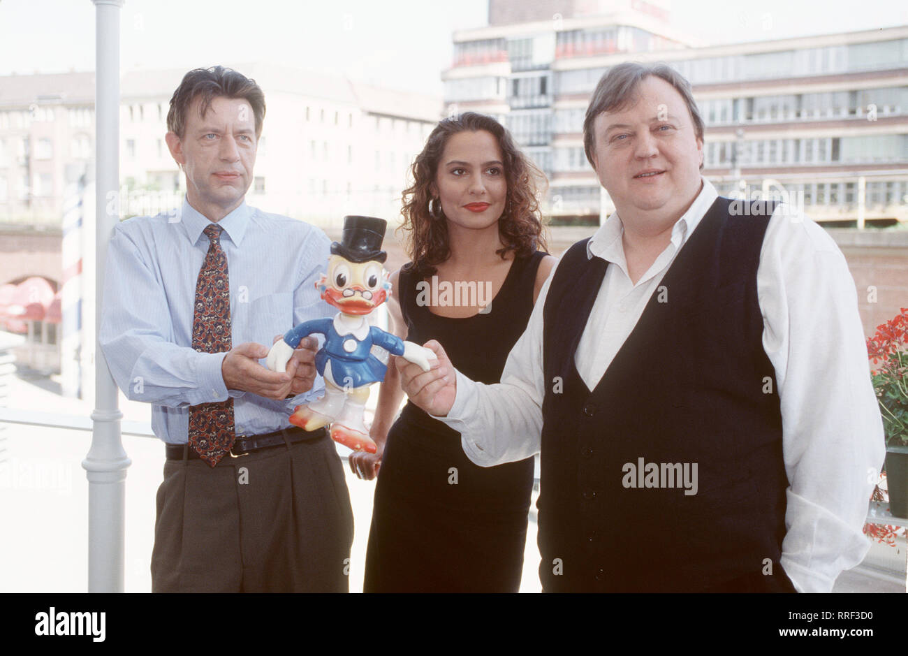 DAS PHANTOM - DIE JAGD NACH DAGOBERT-Kommissare Kaiser (JÖRG GUDZUHN) und Pietsch (Dieter Pfaff, dsub) jagen das Phantom, den Kaufhauserpresser 'Dagobert' sterben. Kaufhausassistentin Gina Lohr (Simone Thomalla) spielt dabei eine dubiose Rolle sterben. Regie: Roland Suso Richter/Überschrift: DAS PHANTOM - DIE JAGD NACH DAGOBERT/Deutschland 1994 Stockfoto