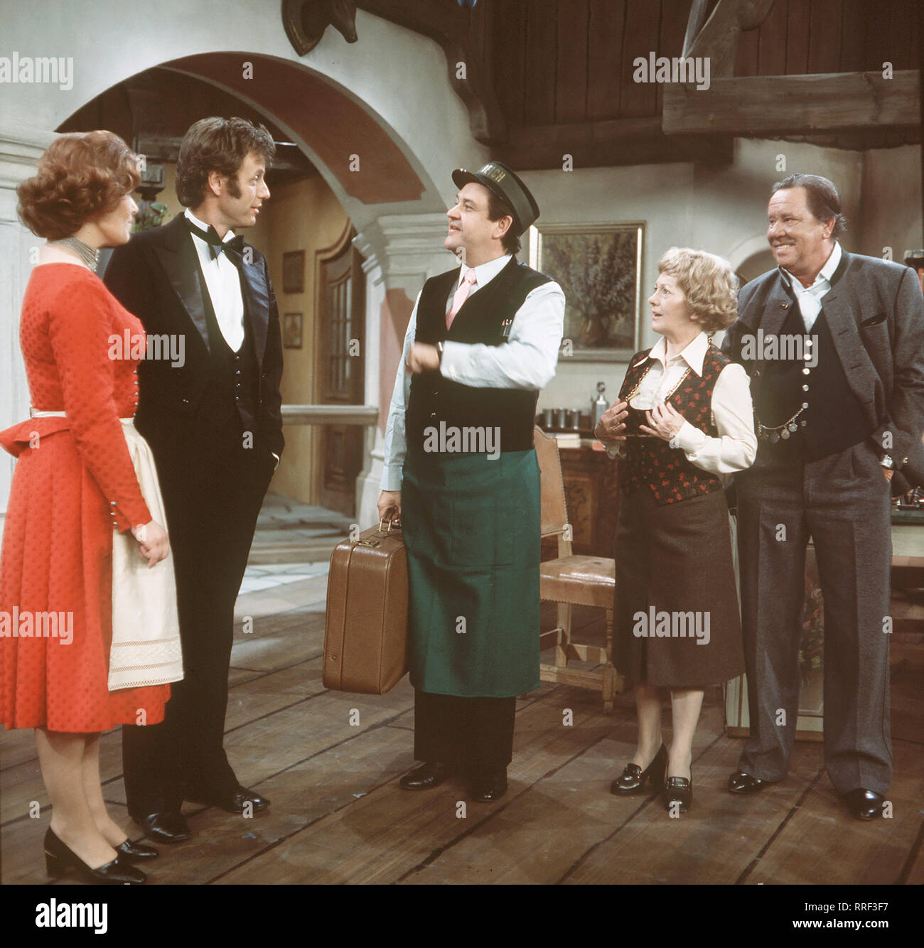 DER KOMÖDIENSTADL - Herz bin Spiess Bedingt Durch Die Merkwürdige Klausel Eines Testaments, Soll sterben Junge Erbin des Hotels sterben Erbschaft Mit Einem Entfernten Verwandten gebündelt. Aber, Auch Nicht Sehr Glücklich Über sterben Vereinbarung Und von Natur aus Ein eleganter Und Weltgewandter Gastronom, Kommt Ungepflegt Und Ein Wenig Verwahrlost, um Sein Erbe Zu Besichtigen. Bild: Martin Wenninger (GERHART LIPPERT), Hoteldiener Lenz (MAX GRIESSER), Mali Hohenleitner (KATHARINA DE BRUYN), Rosa, Ihre Tante (ERNI SINGERL), Hupfauer, Ihr Vater (KARL TISCHLINGER) v.l.n.r. Regie: Olf Fischer aka. Herz bin Spieß Stockfoto