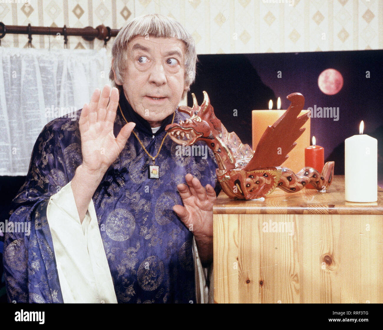 HALLERVORDENS SPOTT- HIGH-LIGHTS DIETER HALLERVORDEN im Skizze 'Feng Shui'. /Überschrift: HALLERVORDENS SPOTT- HIGH-LIGHTS Stockfoto