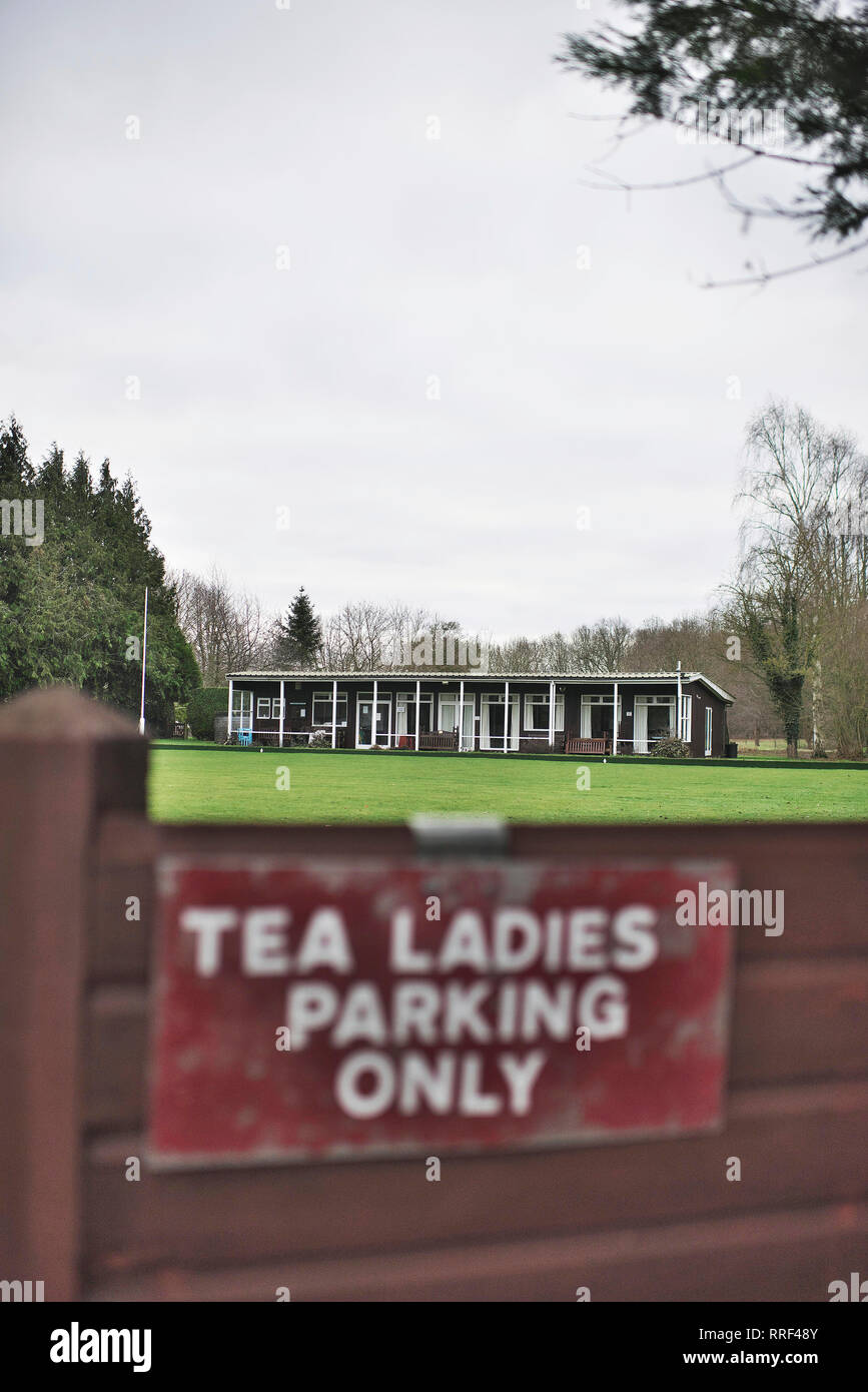 Tee Damen parken Schild an einer Bowling Green in einem englischen Dorf mit einem Tee-Hütte im Hintergrund Stockfoto