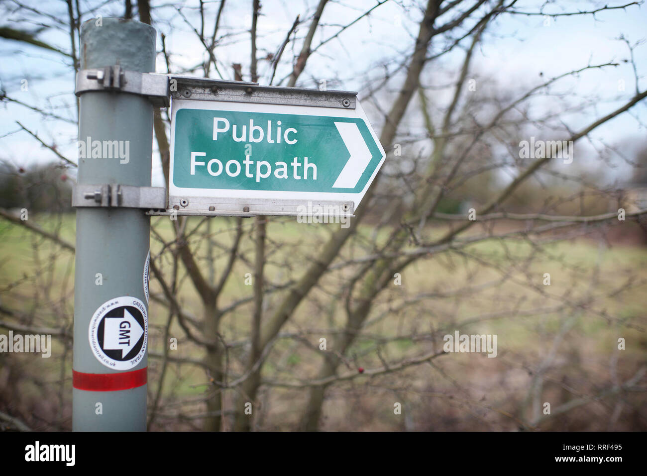 Modernen britischen öffentlichen Fußweg signage in der Landschaft Stockfoto