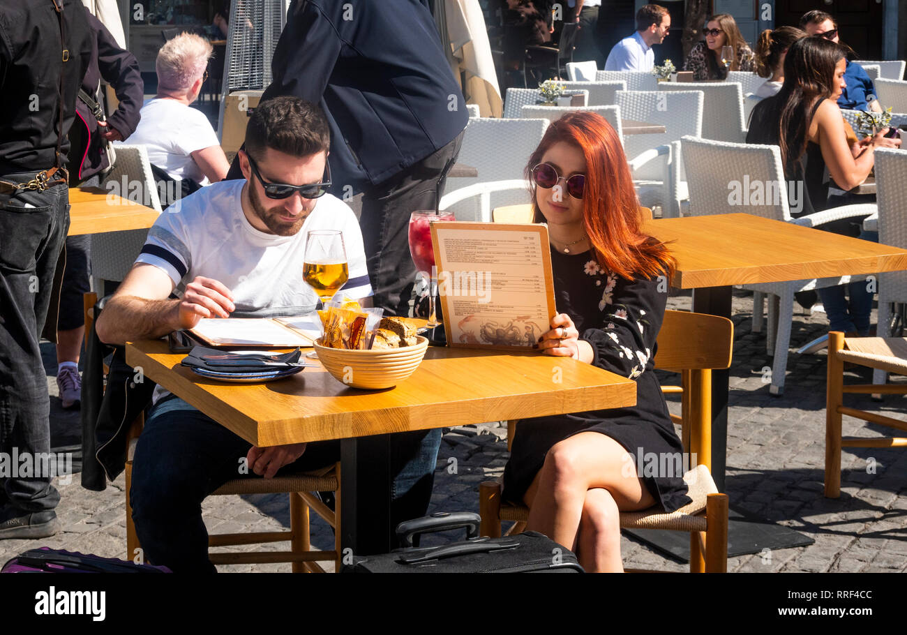 Genießen Sie ein paar Drinks und schauen Sie sich die Menüs in einem outdoor​ Alfresco-Café in Sevilla, Spanien an Stockfoto