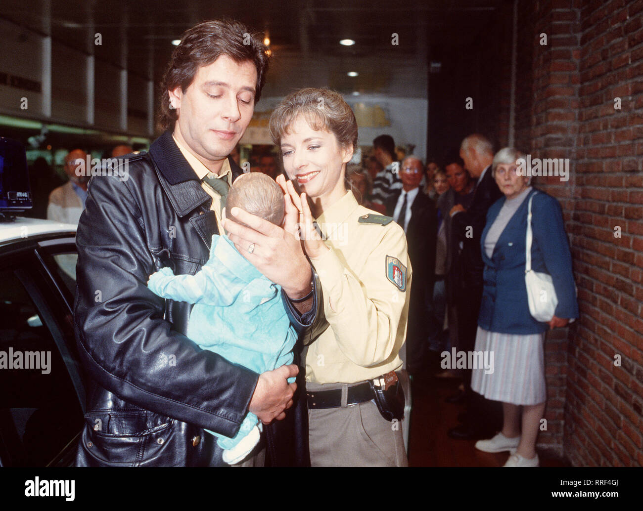 GROßSTADTREVIER/Folge: Ellens Baby/Am hellichten Tag wird in einer Einkaufsstraße eine junge Frau gekidnappt. Ellen Wegener (MAREIKE CARRIERE) und Dirk Matthies (JAN FEDDER) müssen nicht nur die Identität der Frau herausfinden, sondern sich auch um das kümmern, das Sterben Art Entführte zurückließ. /EM, 07 DFARevier -0-51888/1/Überschrift: GROßSTADTREVIER/Deutschland 1993 Stockfoto