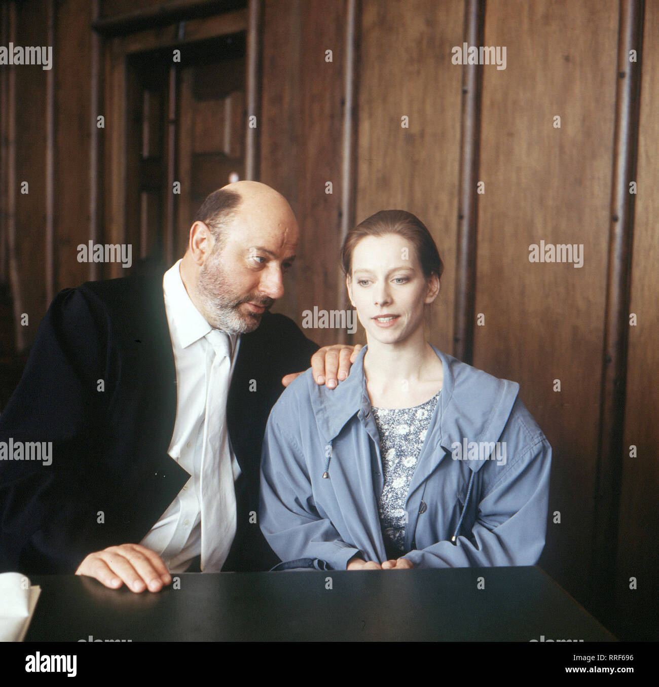 LIEBLING KREUZBERG/Kein bißchen schwanger/Anwalt Liebling (Manfred Krug) muß sich heute um einen Vaterschaftsskandal kümmern. Er vertritt Frau Framke (ANKA BAIER) vor Gericht. /C 41961-0/-53811, 25 DFAKreuzb/Überschrift: Liebling Kreuzberg Stockfoto