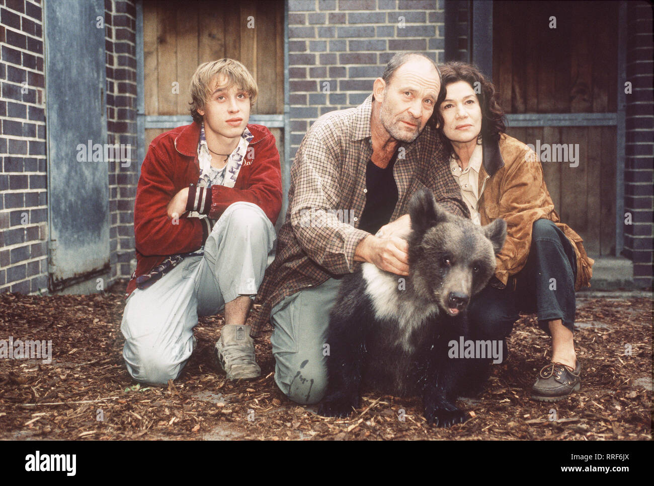 SOLANGE WIR LIEBEN/D 2000 - Olaf Kreinsen/Miriam und Karl kümmern sich um den Jungen Gabriel, der im Zoo Unterschlupf gefunden hat. Sie sehen in dem Jungen eine Chance, die Zeit zurückzudrehen. Szene im Bärengehege: MARIUS FREY (Gabriel), MICHAEL MENDL (Karl), Hannelore Elsner (Miriam)/V, 09 DFALieben -0-54415/2/Überschrift: SOLANGE WIR LIEBEN/Deutschland 2000 Stockfoto