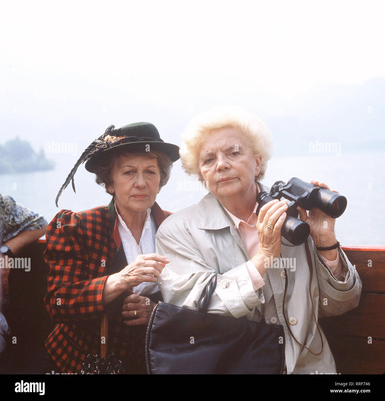 HEIDI UND ERNI / 1. Zwei hoffnungsvolle Witwen/Umgebungslichtsensor befinden sich sterben Nummern-oper Witwen Georg Käslingers begegnen, weiß das chnodderige' Nordlicht Heidi noch nichts von der Existenz der resoluten Erni. Sie finden nur beide, dass die jeweils andere ziemlich ungezogen, bzw. Von "ganz schön g Hornstein" ist... /ERNI SINGERL, Erni Käslinger/HEIDI KABEL - Heidi Käslinger/36301-0/-55102, 25 DFAHeidi2/Überschrift: HEIDI UND ERNI/D 1989-1990 Stockfoto