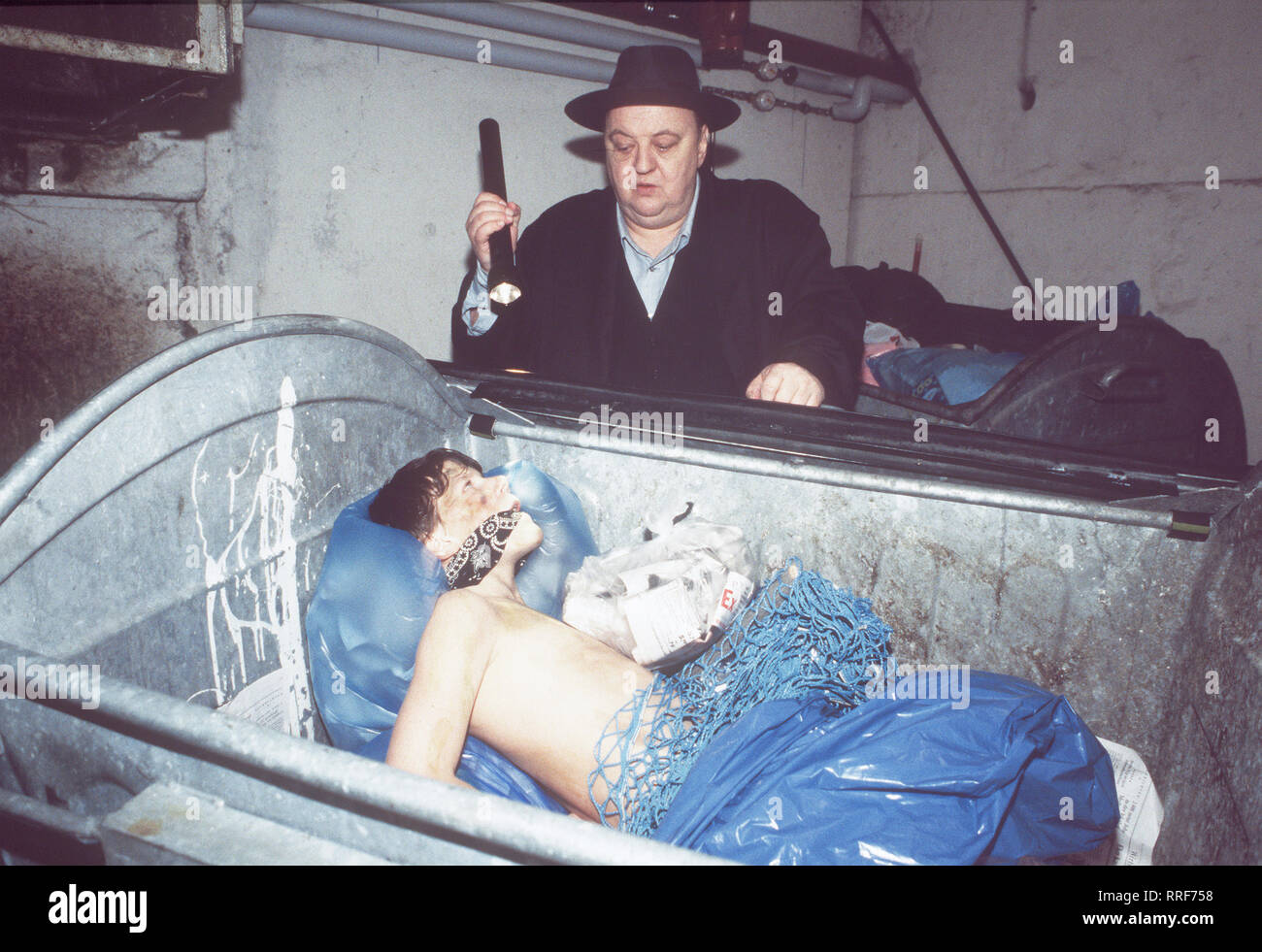 SPERLING UND DAS KROKODIL IM MÜLL - Szene: Wer ist so grausam und wirft ein Art in den Müll? Sperling (Dieter Pfaff) Bürsten den Gefesselten und geknebelten Schüler Martin Forster (DAVID SCHNELLE) in einem Müllcontainer. Fügungen sich Sperling eigentlich um andere Dinge kümmern müsste, geht er dem Herbst /-und stösst in ein Dickicht aus Neid, Machtlosigkeit und verlorenen Träumen. Regie: Peter Schulze-Rohr/Überschrift: SPERLING UND DAS KROKODIL IM MÜLL/Deutschland 2000 Stockfoto