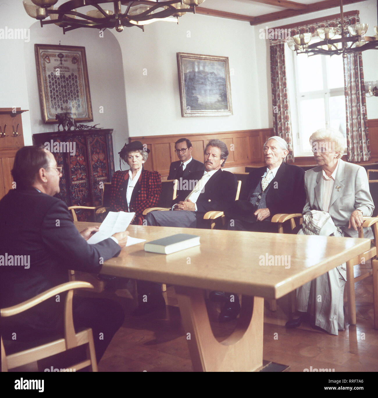 HEIDI UND ERNI/2. Das Testament des Georg Käslinger/Bei der Testamentseröffnung is also eine Überraschung: Heidi und Erni erfahren, dass sie beide mit Georg verheiratet waren und Nonne gemeinsam und gleichberechtigt erben sollen... /Bild: GERD FITZ, ERNI SINGERL, Erni Käslinger, WILFRIED KLAUS, Gerhard Lippert, HANS STADTMüller, Heidi Kabel, Heidi Käslinger/36301-0/-55283, 02 DFAHeidi2/Überschrift: HEIDI UND ERNI/D 1989-1990 Stockfoto