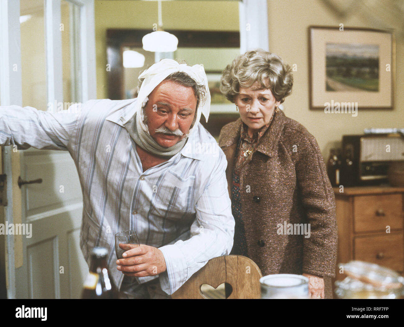 MEISTER EDER UND SEIN PUMUCKL / Folge: Die abergläubische Putzfrau/Szene mit Frau Eichinger (ERNI SINGERL) und Meister Eder (GUSTL BAYRHAMMER)/EM, 04 DFAPumuck -0-55289/4/Überschrift: MEISTER EDER UND SEIN PUMUCKL/D 1982 Stockfoto