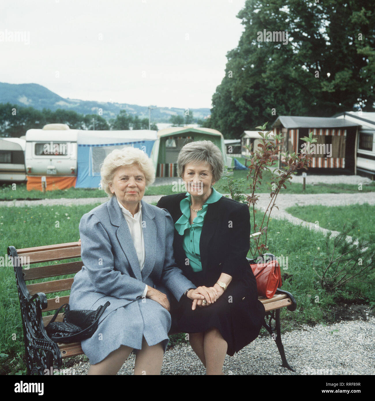 HEIDI UND ERNI/3. Alte Liebe rostet nicht / Der konkurrenzdurchdrungende Erinnerungsaustausch fördert erstaunliche Ähnlichkeiten im Zusammenleben mit chorsch' zutage. Bei Nummern-oper siegt schließlich die Vorfreude auf das profitable Campingpark-Unternehmen und einen behaglichen Alterssitz. Heidi (HEIDI KABEL) und Erni (ERNI SINGERL) treten gemeinsam das Erbe ein. Natürlich glaubt sich jede in der überlegenen Position... / 36301-0/-55552, 09 DFAHeidi/Überschrift: HEIDI UND ERNI Stockfoto