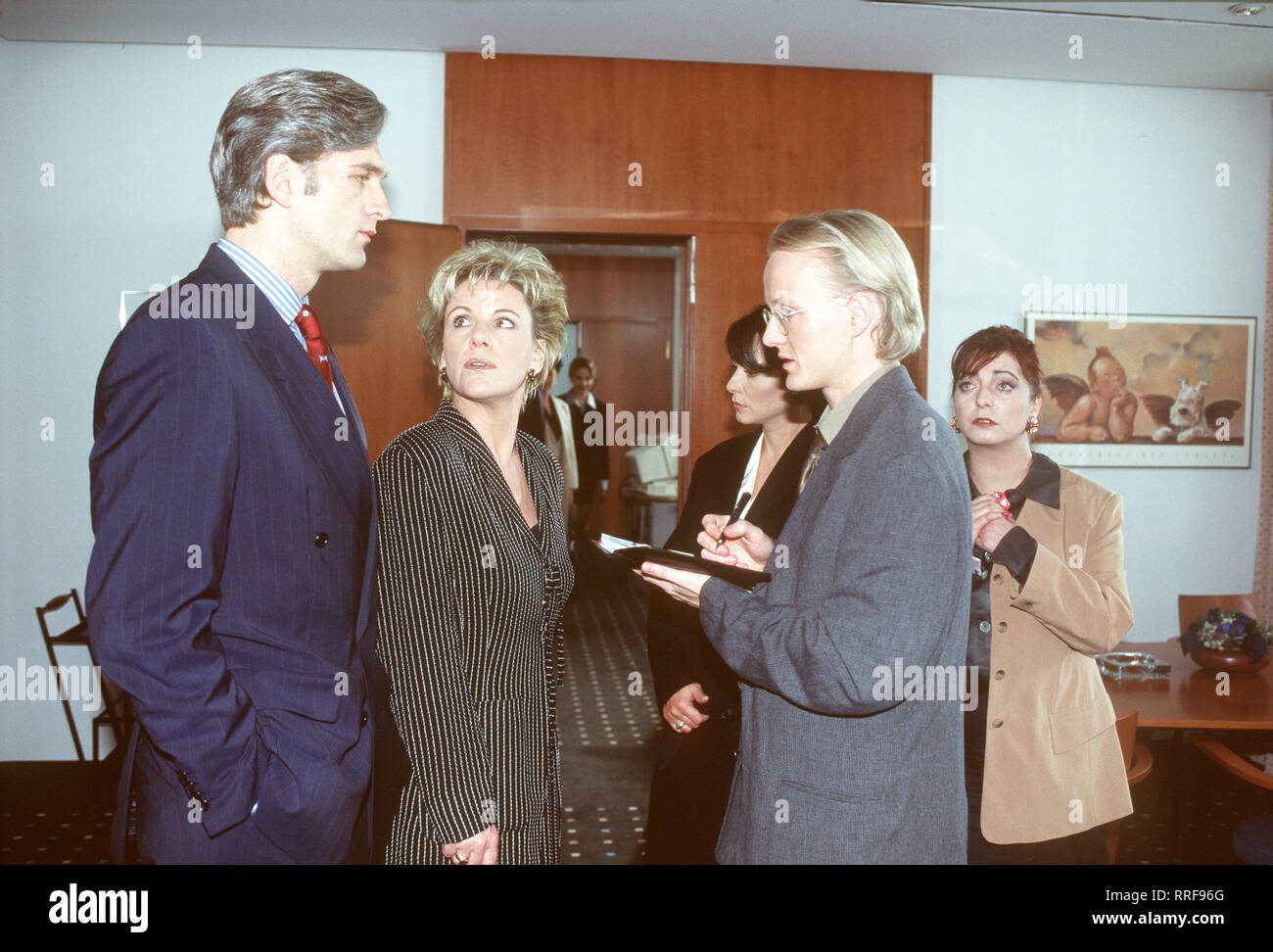GIRL FRIENDS - Nicole wurde ermordet. Der Kommissar beauftragt den jungen Hospitanten Martin Berg mit den Ermittlungen. Szene mit Walter Sittler (Ronaldo), MARIELE MILLOWITSCH (Marie), TAMARA ROLOFF (llka), HOLGER HANDTKE (Martin Berg) und Manon STRACHe (138623) Regie: Christine Kabisch aka. Unter Verdacht/Überschrift: girl friends/BRD 1996 Stockfoto
