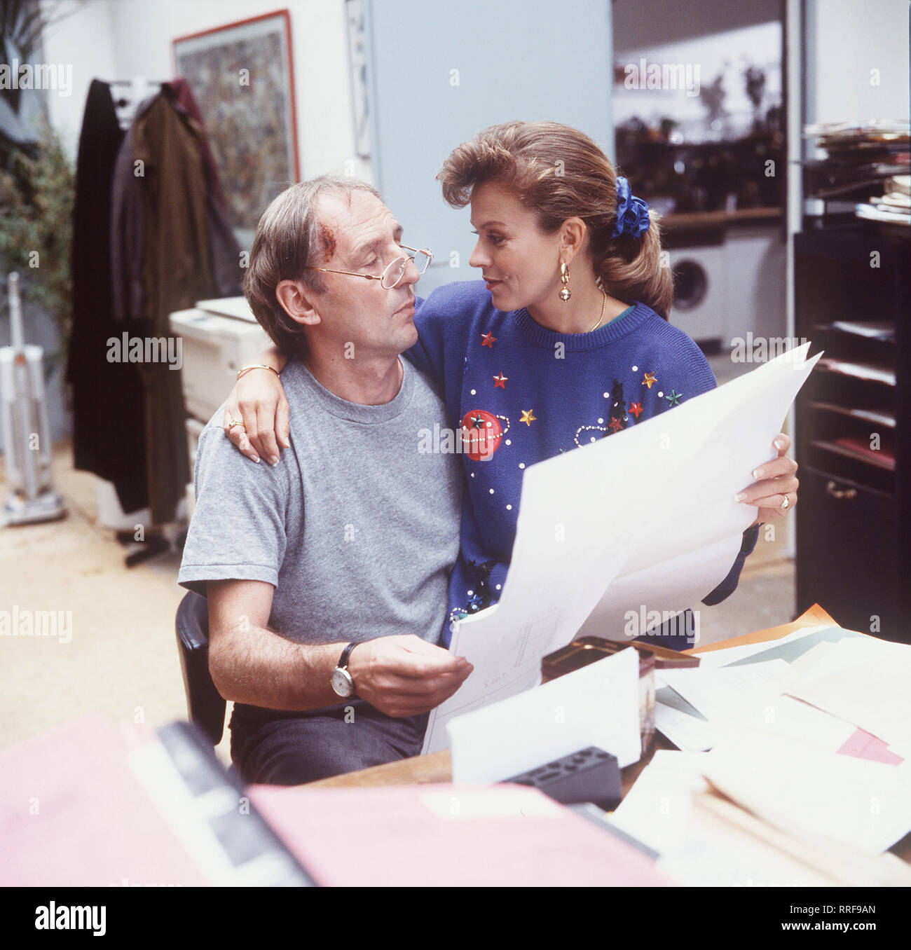 ANWALT ABEL - SPRECHT MIR DIESEN MÖRDER FREI Universitäts-Pedell Louis Schostak erpresst, mit seiner Geliebten sterben Nummern-oper Biwandt Lehrstuhlinhaber und Runge, sterben eine geheime und illegale Forschung betreiben. Bei der Geldübergabe wird Louis erschossen. Anwalt Abel tritt als Nebenkläger von Schostaks Tochter Alice auf, die eine finanzielle Entschädigung vom Täter erhalten wird. Szene mit Abel (GÜNTHER MARIA HALMER) und Assistentin Jane (ANDREA L'ARRONGE) Regie: Frank Guthke/Überschrift: ANWALT ABEL - SPRECHT MIR DIESEN MÖRDER FREI/BRD 1993 Stockfoto