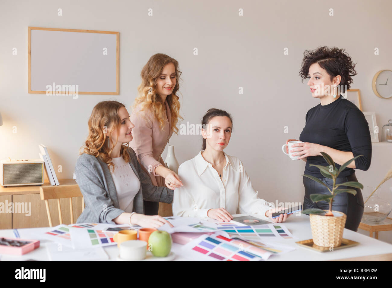 Creative Team der grafischen Designer arbeiten an neuen mit Farbmustern und Skizzen von Elementen der Website Design Projekt Stockfoto