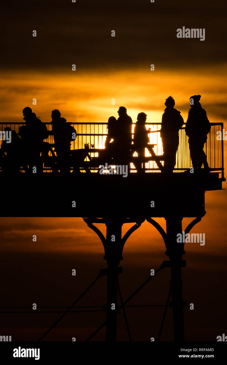 Menschen beobachten Stare über die Royal Pier am Clearwater Beach in Wales, da wurde ein neuer Rekord für den wärmsten Februar Tag der britischen eingestellt. Das Thermometer erreicht 20,3 C (68,5 F) bei Trawsgoed in Ceredigion, West Wales und schlug den bisherigen Rekord von 19,7 C (67,4 W) in Greenwich 1998 aufgezeichnet. Stockfoto