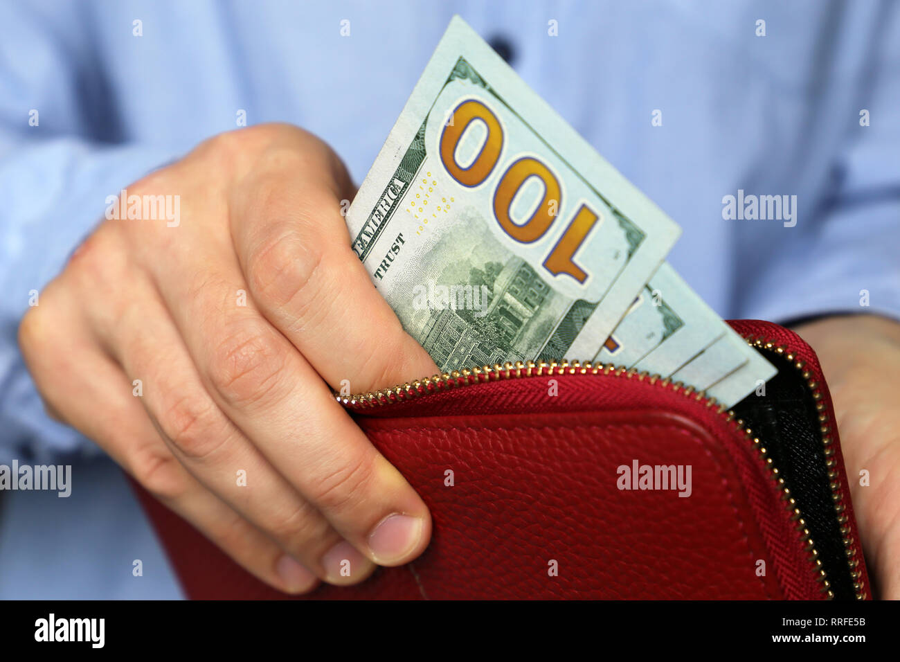 Wallet mit US-Dollar in den männlichen Händen, bar bezahlen oder Shopping Konzept. Menschen haben das Geld aus dem roten Leder Geldbörse, Hand, Dollar Stockfoto