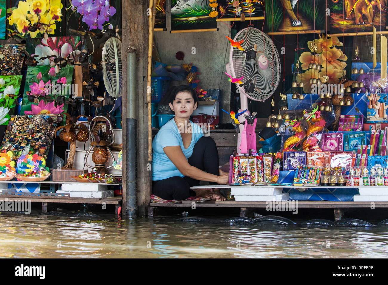 Damnoen Saduak, Thailand - 29. August 2018: Geschenk Shop am Ufer des Canal in Damnoen Saduak Markt, Ratchaburi, Thailand. Stockfoto