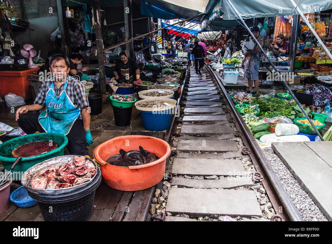 Maeklong, Thailand - 29 August, 2018: Der berühmte Bahnmarkt Maeklong, Thailand. Mit einem Zug führen direkt durch den Markt, es ist eines der Stockfoto