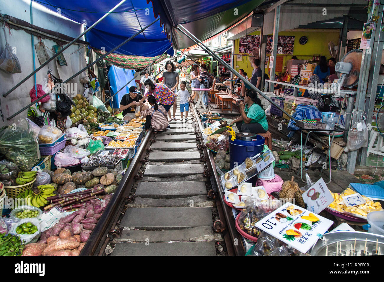 Maeklong, Thailand - 29. August 2018: Markt auf den Gleisen in Maeklong, Thailand. Mit einem Zug führen direkt durch den Markt, es ist eines der Th Stockfoto