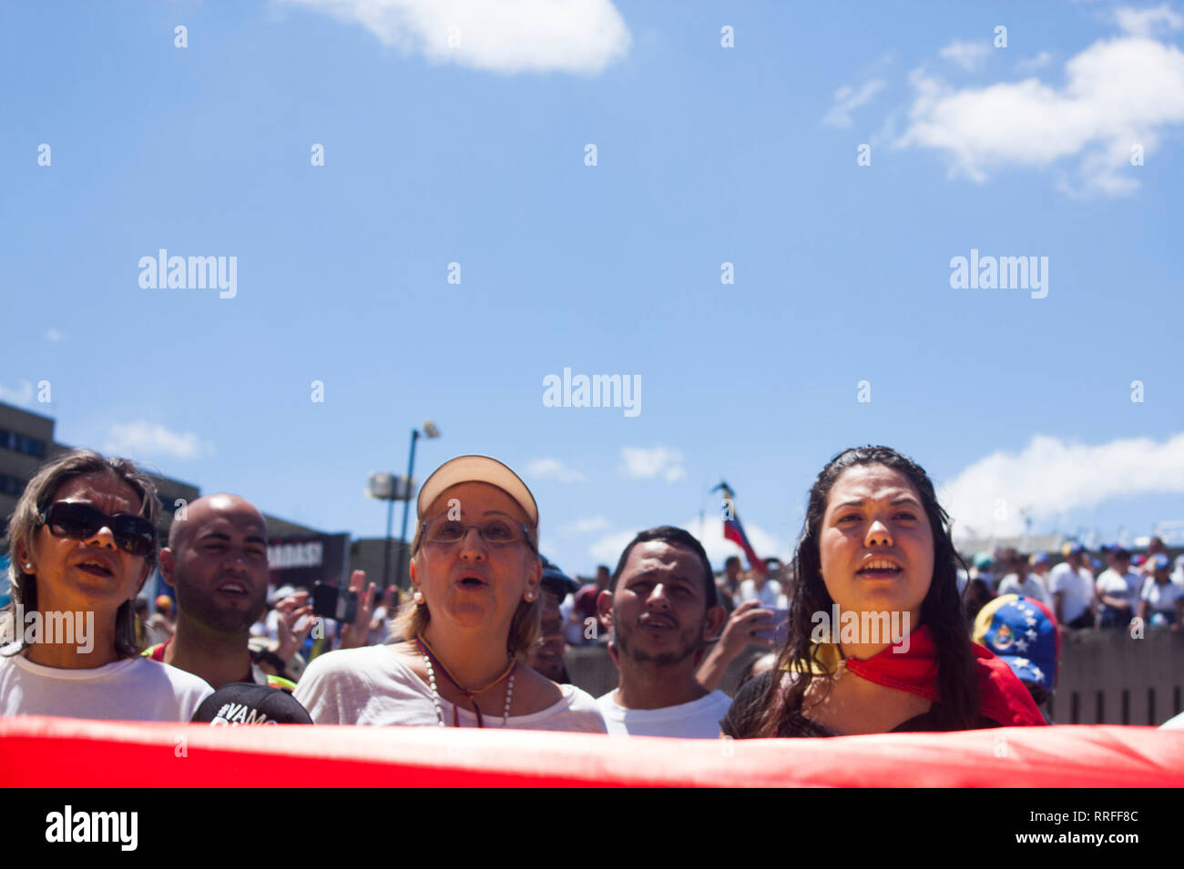 Caracas, Venezuela, 23. Februar, 2019. Eine Gruppe von Demonstranten, die Gegner zu Nicolás Maduro konzentriert außerhalb einer Military Air Base Stockfoto