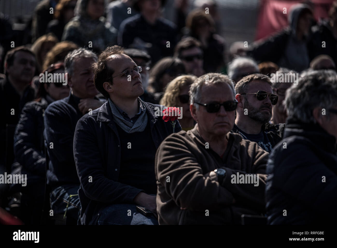 Februar 24, 2019 - Barcelona, Katalonien/Spanien, Spanien - ein Mann gesehen, die eine Nelke (Symbol der Spanischen Republik) während der Tribut an den Menschen erschossen im Konzentrationslager Camp de la Bota de Barcelona.. Einweihung der Gedenkstätte Raum des Camp de la Bota in Erinnerung an die 1.706 Menschen erschossen durch das Franco-regime zwischen 1939 und 1952. (Bild: © Xavi Ariza/SOPA Bilder über ZUMA Draht) Stockfoto