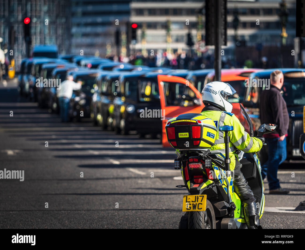 London, Großbritannien. 25 Feb, 2019. London Taxi Treiber protestieren TfL an plant, ihren Zugang zu bestimmten Strecken als Teil eines großen Sanierungsplan Kredit zu beschränken: Robert Evans/Alamy leben Nachrichten Stockfoto