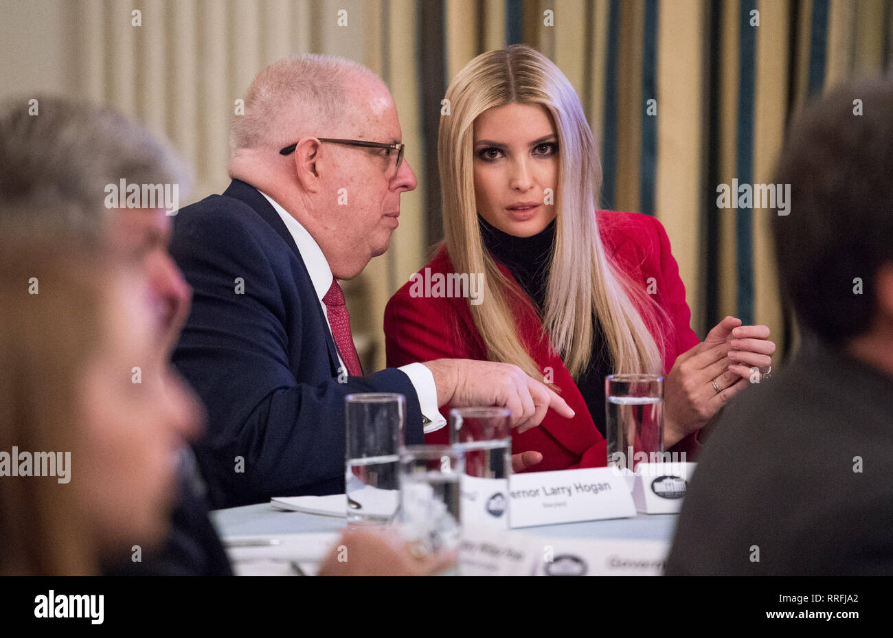 Larry Hogan (republikanische Gouverneur von Maryland) spricht mit ersten Tochter und Berater des Präsidenten Ivanka Trump als Präsidenten der Vereinigten Staaten Donald J. Trumpf Adresse eine Gruppe der Gouverneure während der 2019 White House Business Session im Weißen Haus in Washington, DC, die am 25. Februar 2019. Trump diskutiert die Gruppe auf die Infrastruktur, die Opioid Epidemie, Grenzsicherheit und China Handelspolitik. Credit: Kevin Dietsch/Pool über CNP/MediaPunch Stockfoto