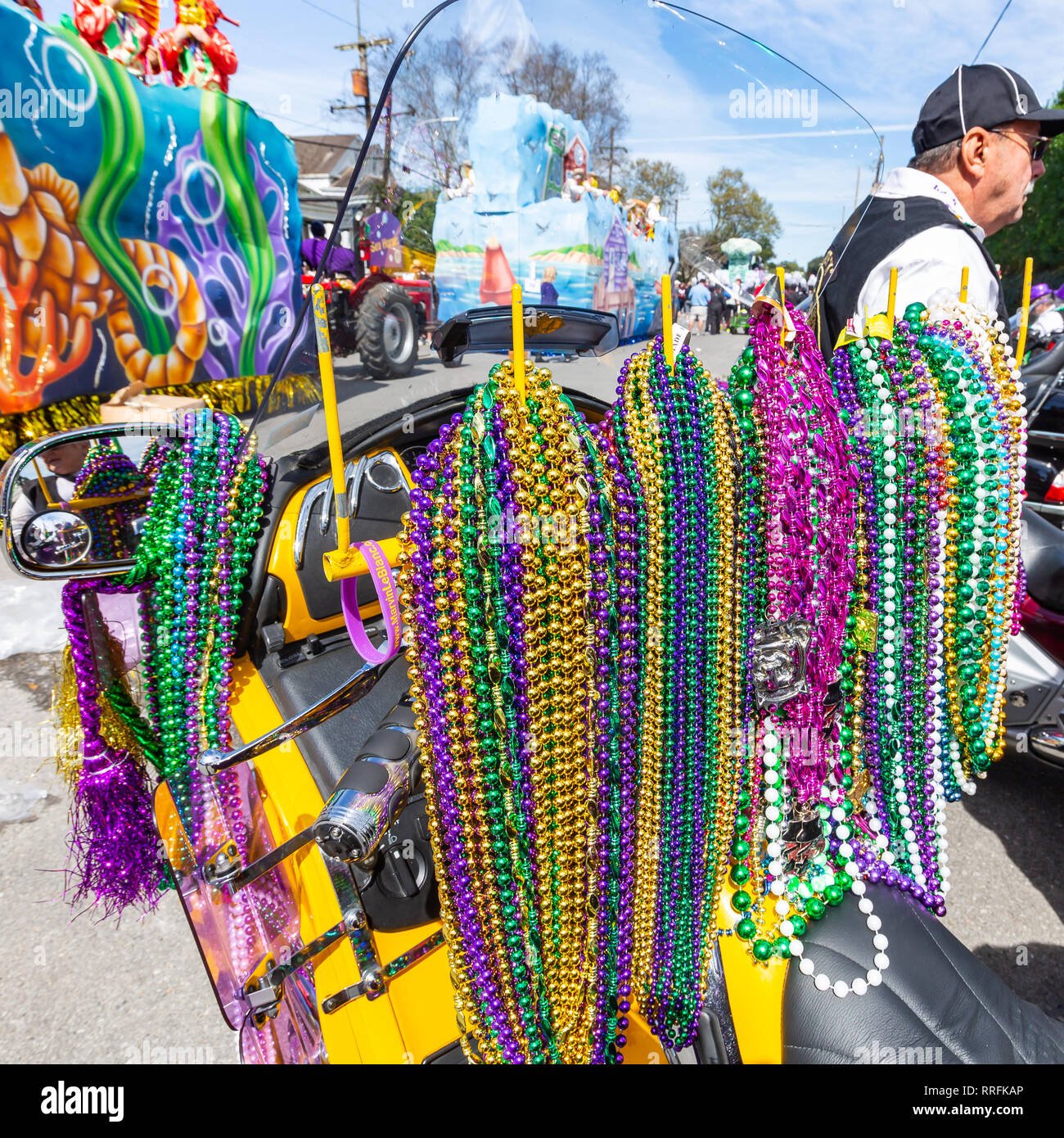 New Orleans, USA. 24. Feb 2019. Mardi Gras Gruppe von Motorrädern, bereiten Sie sich auf Ihre Fahrt während der KREWE von Carrollton in New Orleans, LA Credit: Tom Pumphret/Alamy Live News Credit: Tom Pumphret/Alamy leben Nachrichten Stockfoto