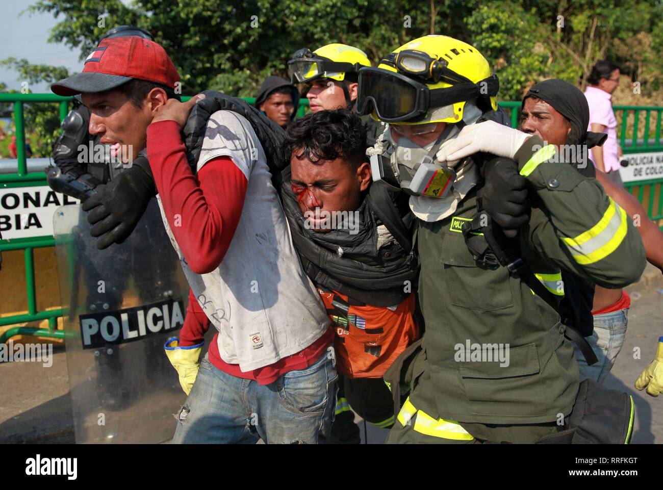 Cucuta Venezuela 25 Feb 2019 Ein Verletzter Mann Half Durgin Die Zusammenstosse Zwischen Demonstranten Und Venezuelas Mitglieder Der Bolivarischen National Guard An Der Simon Bolivar Internationale Brucke An Der Grenze Zwischen Cucuta
