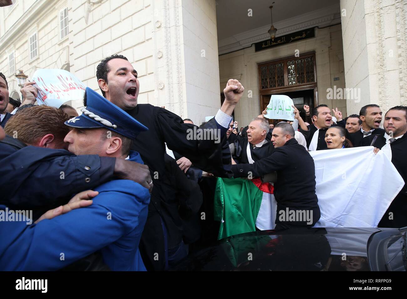 Peking, China. 26 Feb, 2019. Algerische Rechtsanwälte nehmen an einem Protest an einem Gericht in Algier Feb 25, 2019. Dutzende von Rechtsanwälten am Montag ein Sit-in Security Services zu drängen, alle Demonstranten, die in den jüngsten anti-Regime Demonstrationen teilgenommen, der TSA News Website berichtet. Quelle: Xinhua/Alamy leben Nachrichten Stockfoto