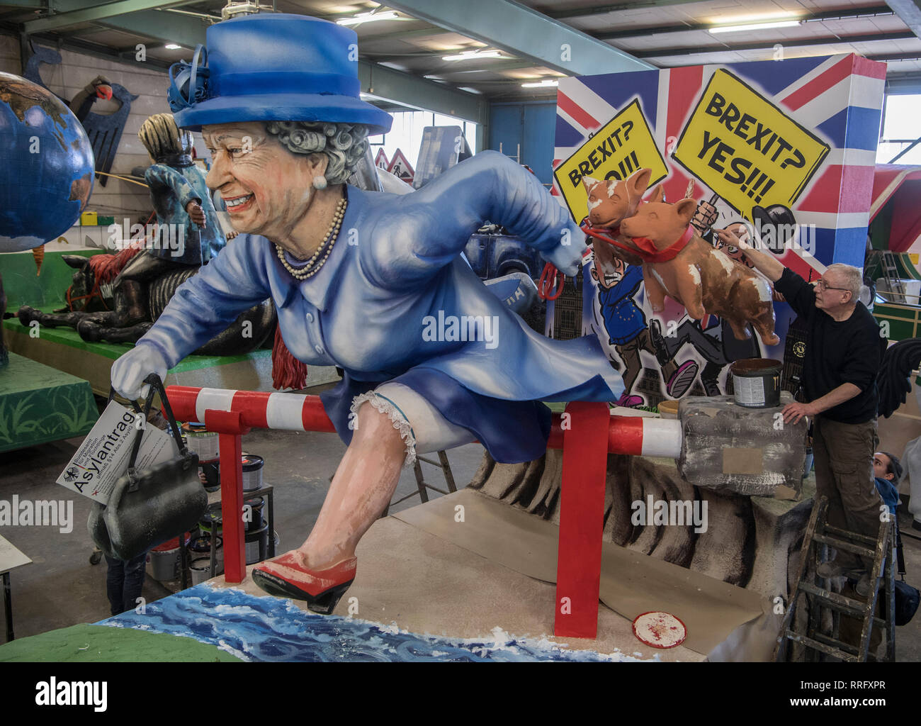 Mainz, Deutschland. 26 Feb, 2019. Mit einen Asylantrag in ihrer Hand, die Königin Sprünge über die Barriere in die EU während der Präsentation der Mainzer Carneval-Verein (MCV) Karren den Angesichts des Brexit. Die Autos werden durch die Innenstadt von Mainz roll während der rosenmontagszug. Credit: Boris Roessler/dpa/Alamy leben Nachrichten Stockfoto