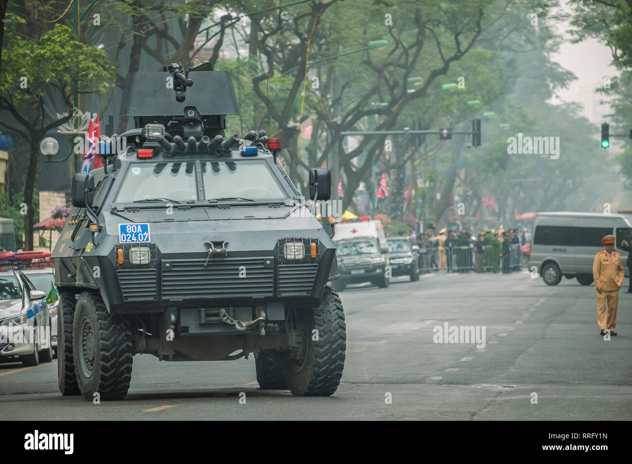 Hanoi, Vietnam. 26 Feb, 2019. Ein Panzer von der Vietnamesischen Polizei betrieben wachen die Route als Kim Jong Un motorcade kommt an der Melia Hotel. Die nordkoreanischen Herrscher in Vietnam kamen einen Tag vor der Demokratischen Volksrepublik Korea-USA-Gipfel in Hanoi, das zweite Treffen zwischen US-Präsident Donald Trump und Kim, geplant für 27./28. Februar in Hanoi. Quelle: barbara Cameron pix/Alamy leben Nachrichten Stockfoto