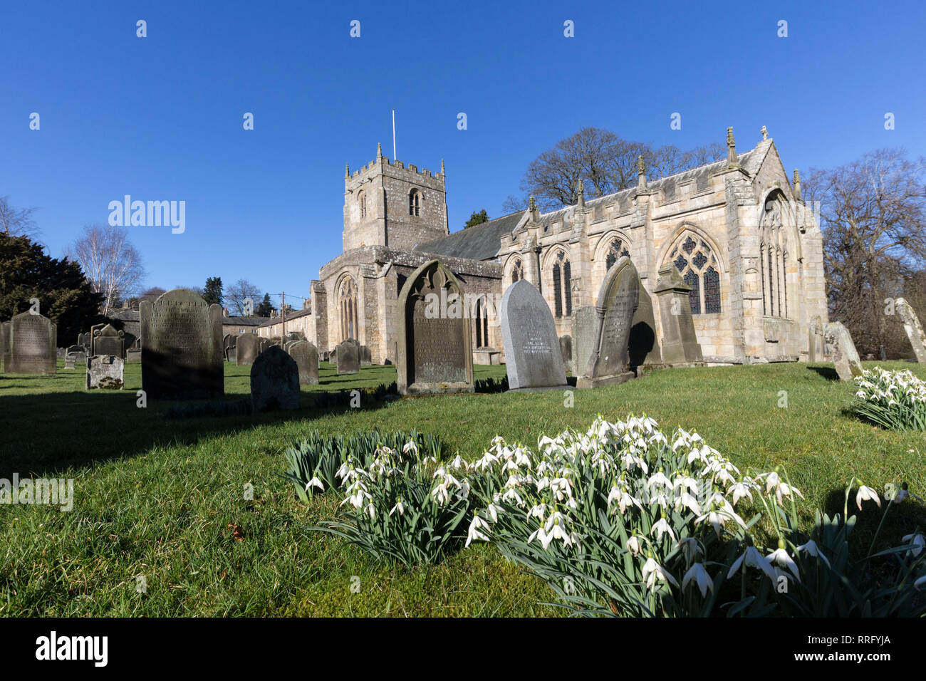 Romaldkirk, Teesdale, County Durham, UK. Dienstag, 26. Februar 2019. UK Wetter. Romaldkirk Kirche sitzt unter wolkenlosen Pulver blues Skies als Northern England noch Erfahrungen einen anderen Tag der ungewöhnlich warmen Wetter. Quelle: David Forster/Alamy leben Nachrichten Stockfoto