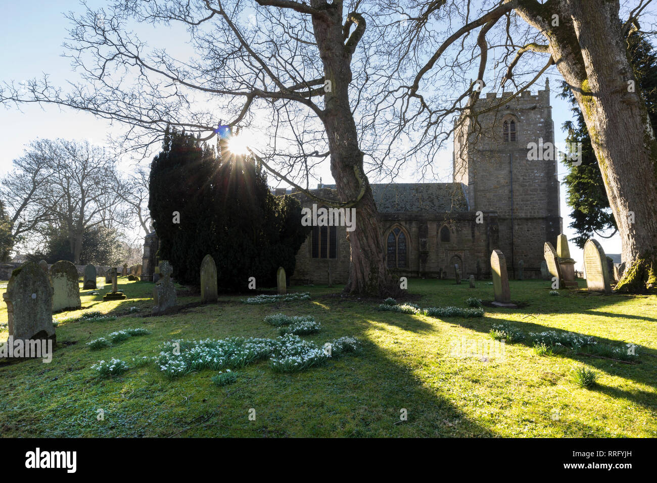 Romaldkirk, Teesdale, County Durham, UK. Dienstag, 26. Februar 2019. UK Wetter. Romaldkirk Kirche sitzt unter wolkenlosen Pulver blues Skies als Northern England noch Erfahrungen einen anderen Tag der ungewöhnlich warmen Wetter. Quelle: David Forster/Alamy leben Nachrichten Stockfoto