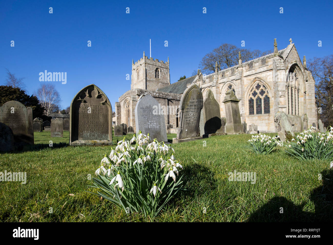 Romaldkirk, Teesdale, County Durham, UK. Dienstag, 26. Februar 2019. UK Wetter. Romaldkirk Kirche sitzt unter wolkenlosen Pulver blues Skies als Northern England noch Erfahrungen einen anderen Tag der ungewöhnlich warmen Wetter. Quelle: David Forster/Alamy leben Nachrichten Stockfoto