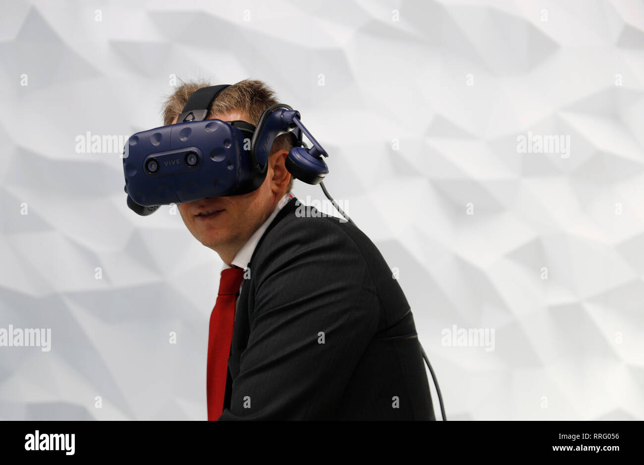 Barcelona, Spanien. 26 Feb, 2019. Ein Besucher steht mit Vive HTC VR-Ausrüstung auf dem Mobile World Congress 2019 in Barcelona. MWC läuft vom 25. bis 28. Februar. Credit: Clara Margais/dpa/Alamy leben Nachrichten Stockfoto