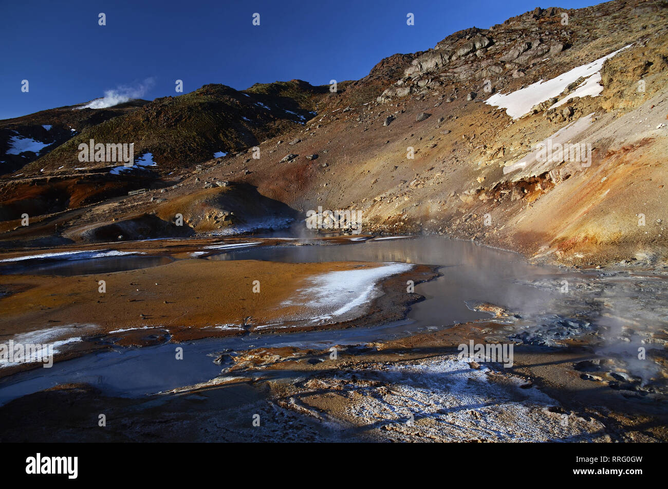 Island ist ein Land aus Eis und Feuer. In der geothermischen Bereich Kerlingarfjoll kann man Rauch sehen und kochendem Fumarolen aus der geothermischen Feld sowie Stockfoto