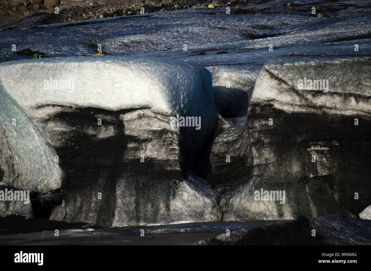 Riesige weiße Gletscher im Hintergrund Berge in Island Stockfoto