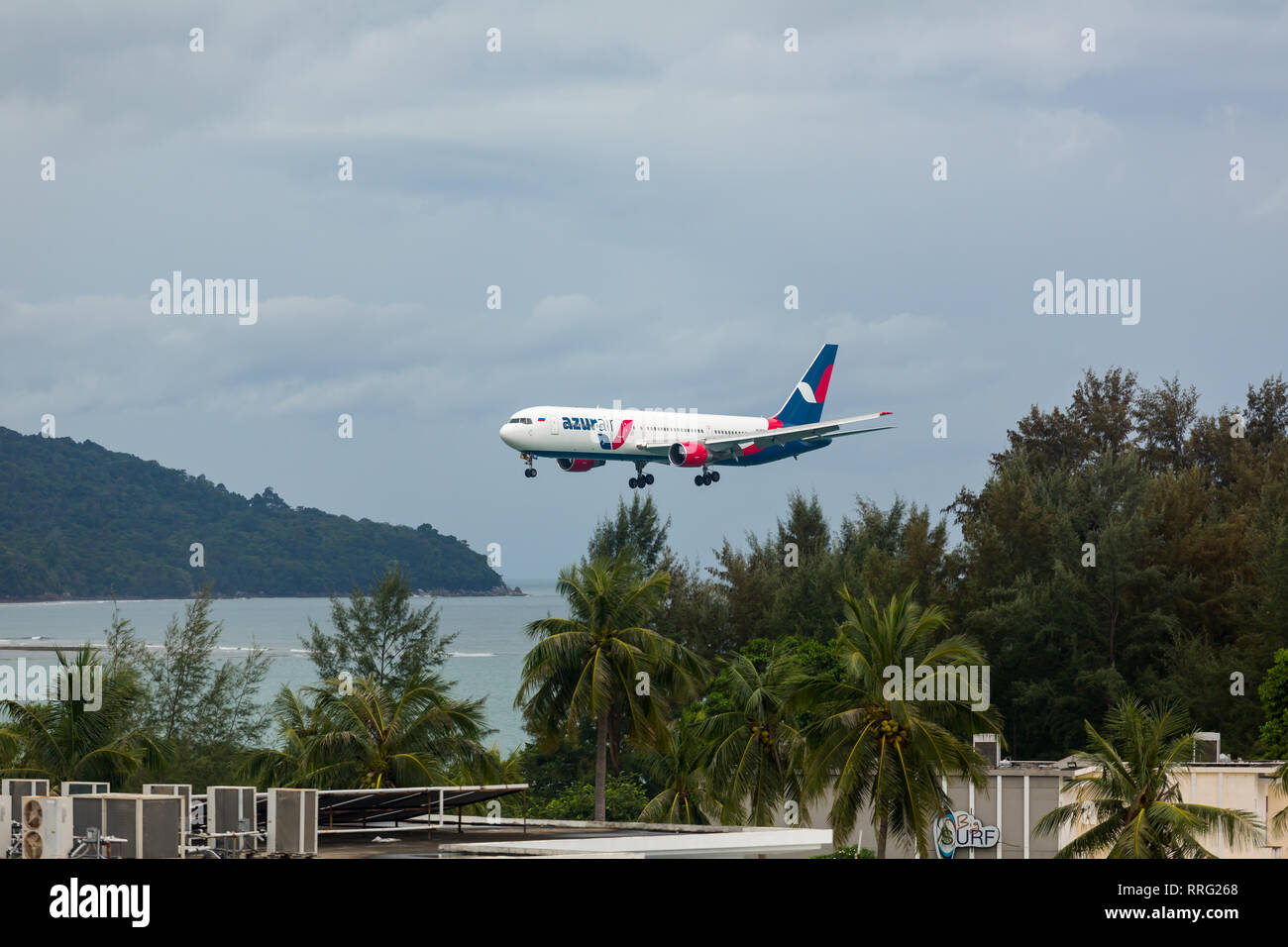 PHUKET, Thailand - 30. NOVEMBER 2016: Boeing 767, VQ-BUO Azur Air fliegt über das Meer in Phuket Stockfoto