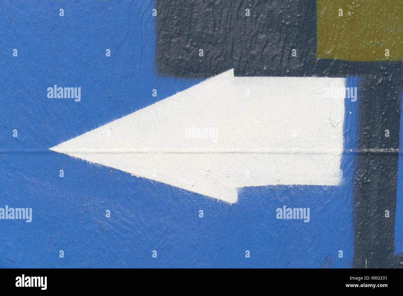 Blaues Schild Mit Rotem Und Weißem Pfeil Blaues Schild Mit Weißem Pfeil Stockfotos und -bilder Kaufen - Alamy
