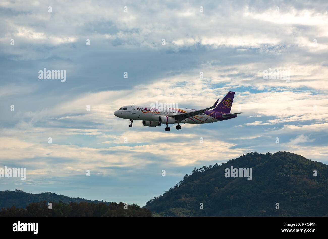 PHUKET, Thailand - 26. NOVEMBER 2016: thai Lächeln Airbus A320-232, HS-txo Flug über die Berge an Internationalen Flughafen Phuket Stockfoto
