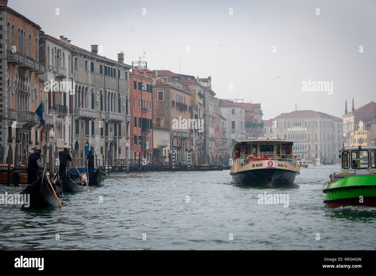 Ein Blick auf die verschiedenen Gondolieri und ein Boot Bus auf dem Canal Grande in Venedig. Aus einer Reihe von Fotos in Italien. Foto Datum: Sonntag, 10. Februar, 20. Stockfoto